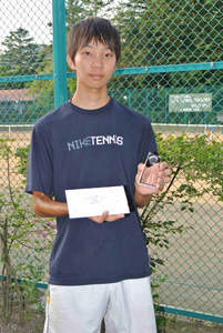 男子シングルス18歳以下準優勝　星野利承（緑が丘テニスガーデン）選手