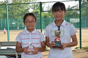 女子シングルス14歳以下優勝　白井　美帆（姉）選手（右）   準優勝　白井　陽子（妹）選手（左）