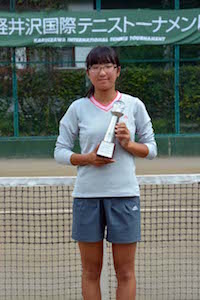 女子シングルス18歳以下優勝　小林　由季選手