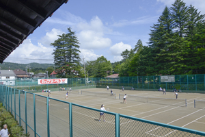 軽井沢会テニスコートでの試合風景