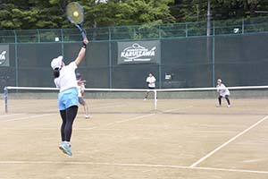 混合ダブルス決勝 準優勝石見・石見組石見選手のサービス